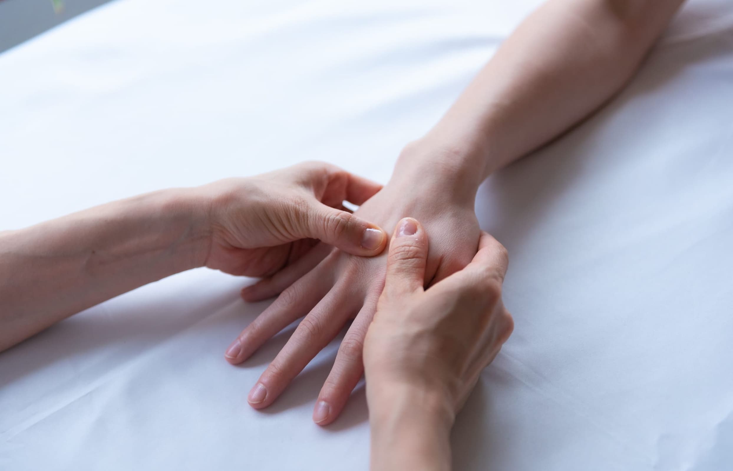Osteopathic treatment of hands and fingers